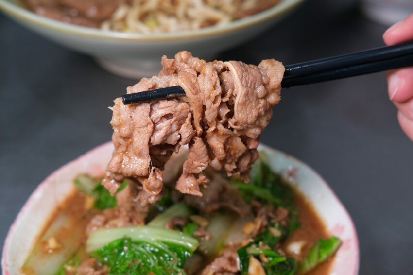 台南牛饕溫體牛肉湯桃園店｜桃園超夯排隊現宰溫體牛肉湯，香甜乳白大骨湯頭喝了太銷魂! - 肉依小姐吃什麼