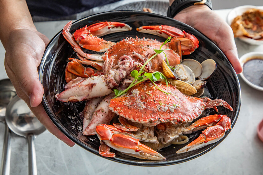 萬里蟹只要150元！金山隱藏海鮮餐廳，新北海鮮推薦。