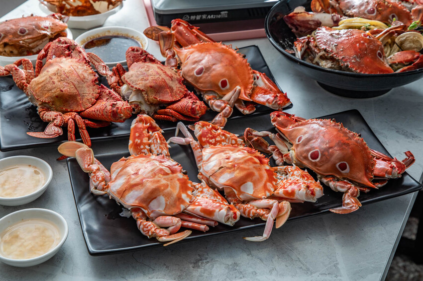 萬里蟹只要150元！金山隱藏海鮮餐廳，新北海鮮推薦。