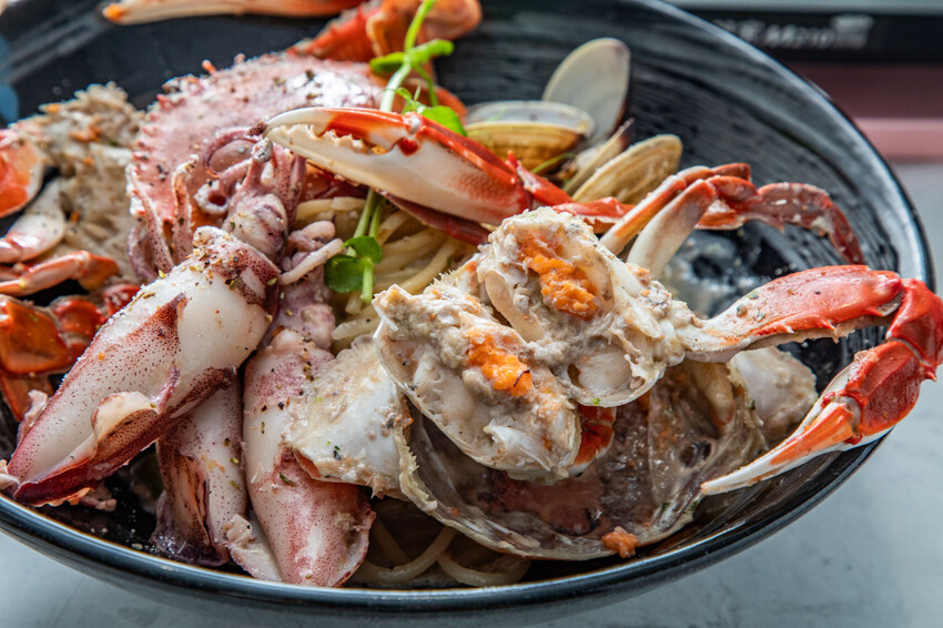 萬里蟹只要150元！金山隱藏海鮮餐廳，新北海鮮推薦。