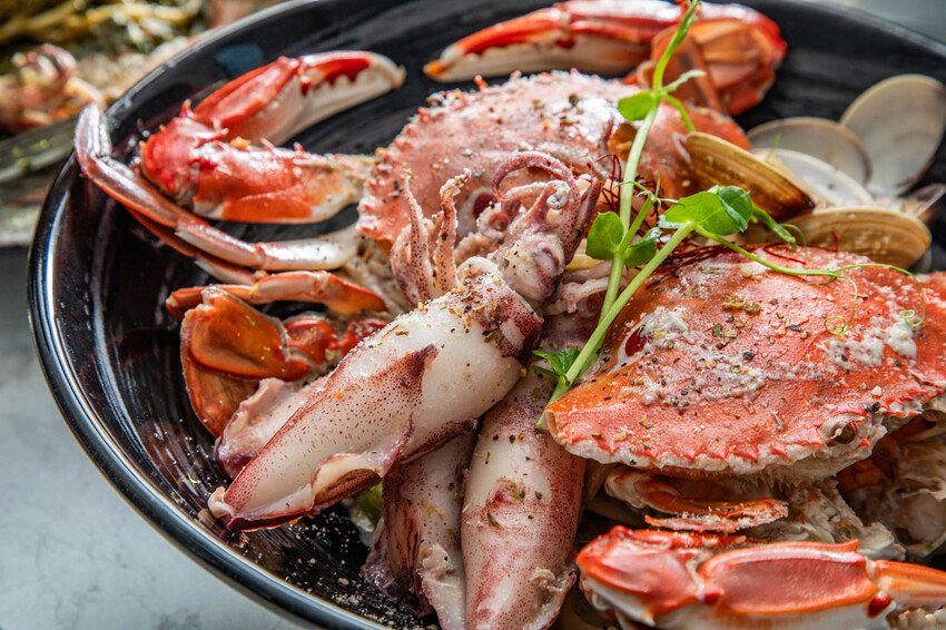 萬里蟹只要150元！金山隱藏海鮮餐廳，新北海鮮推薦。