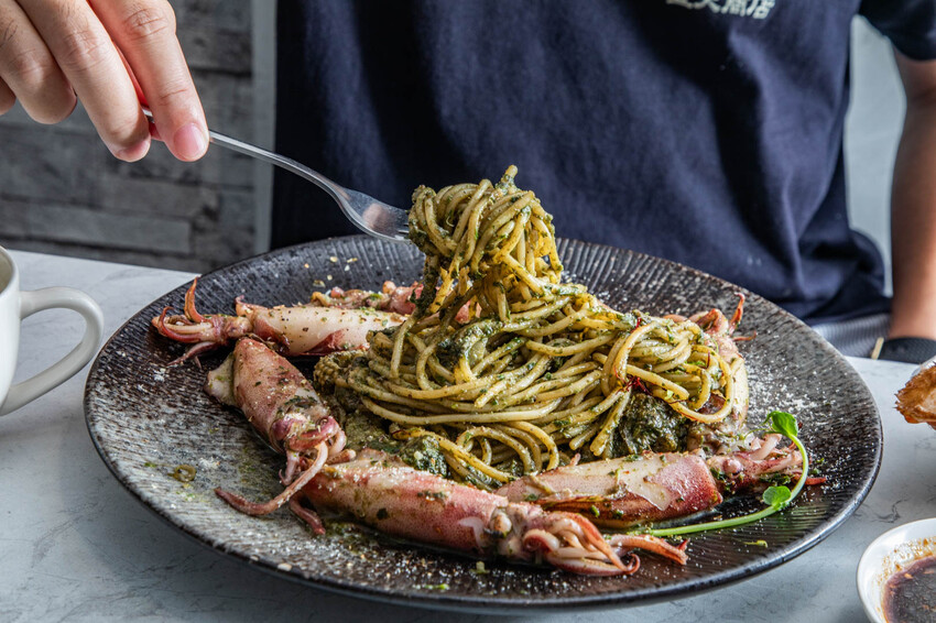 萬里蟹只要150元！金山隱藏海鮮餐廳，新北海鮮推薦。