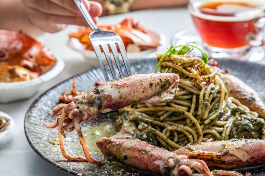 萬里蟹只要150元！金山隱藏海鮮餐廳，新北海鮮推薦。