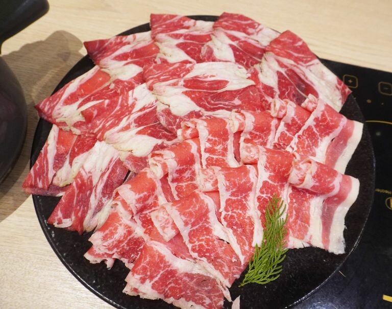 桃園火鍋推薦｜汆鍋上選鍋物中壢SOGO店｜來中壢SOGO逛百貨吃美食，特色湯底讓人回味無窮(附菜單) – 袁彬的美食旅遊筆記