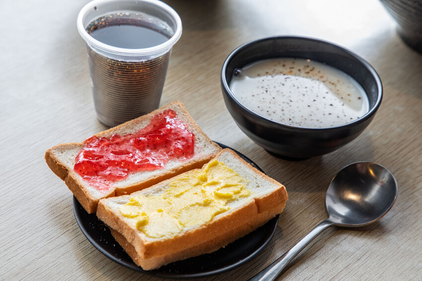 中壢爆紅牛肉麵！超厚牛排等級必吃美食。