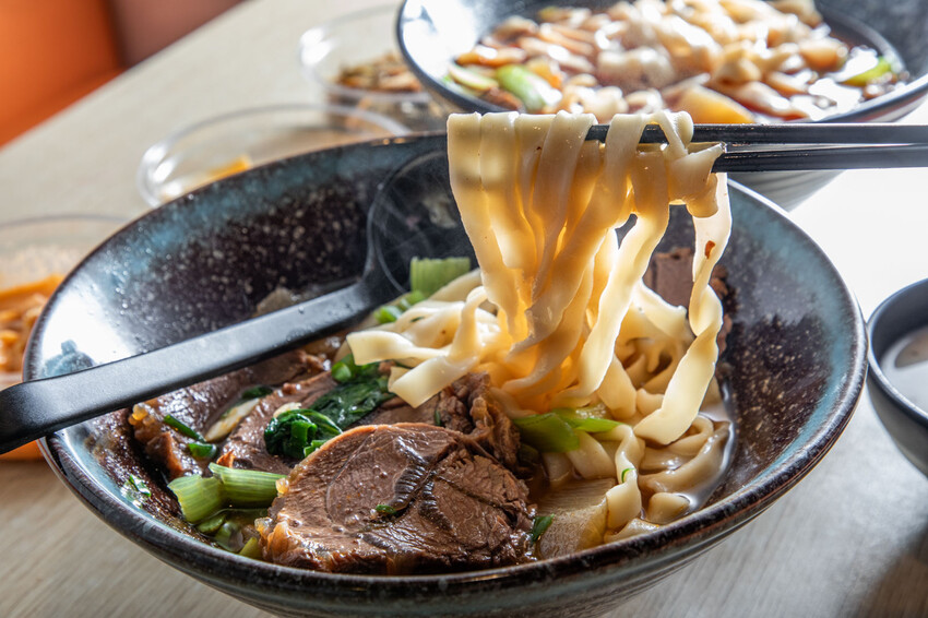 中壢爆紅牛肉麵！超厚牛排等級必吃美食。