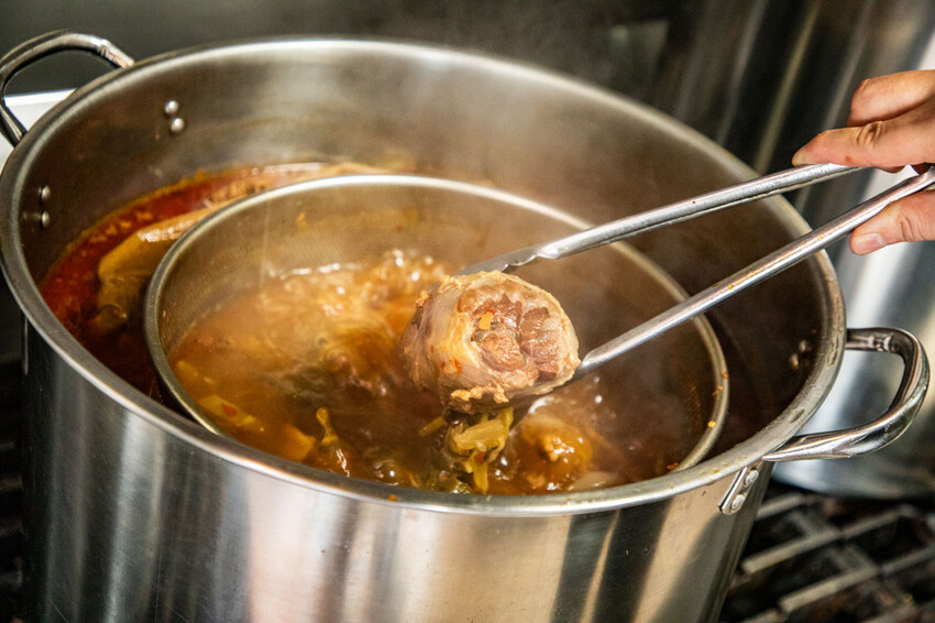 中壢爆紅牛肉麵！超厚牛排等級必吃美食。