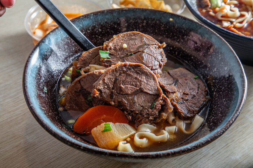 中壢爆紅牛肉麵！超厚牛排等級必吃美食。