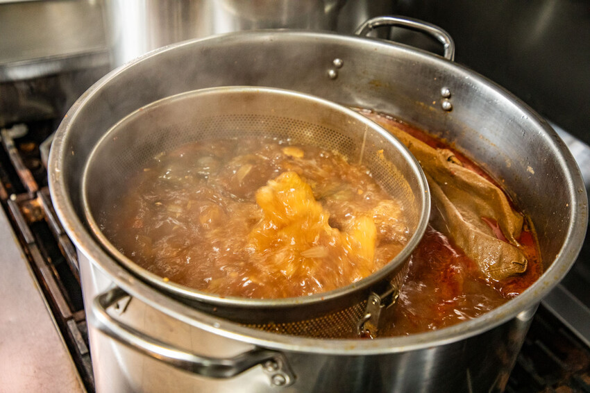 中壢爆紅牛肉麵！超厚牛排等級必吃美食。