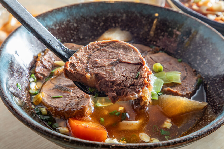 中壢爆紅牛肉麵！超厚牛排等級必吃美食。