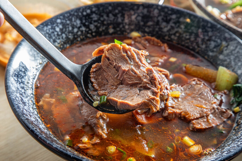 中壢爆紅牛肉麵！超厚牛排等級必吃美食。