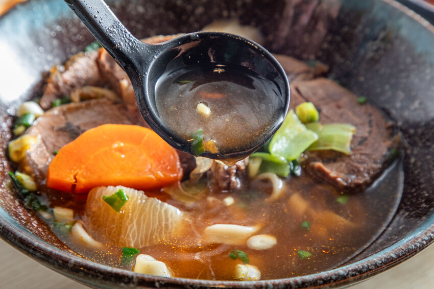 中壢爆紅牛肉麵！超厚牛排等級必吃美食。