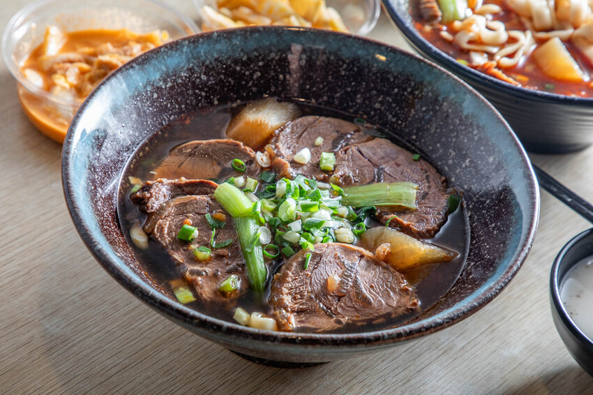 中壢爆紅牛肉麵！超厚牛排等級必吃美食。