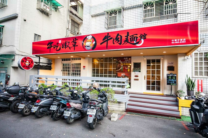 中壢爆紅牛肉麵！超厚牛排等級必吃美食。