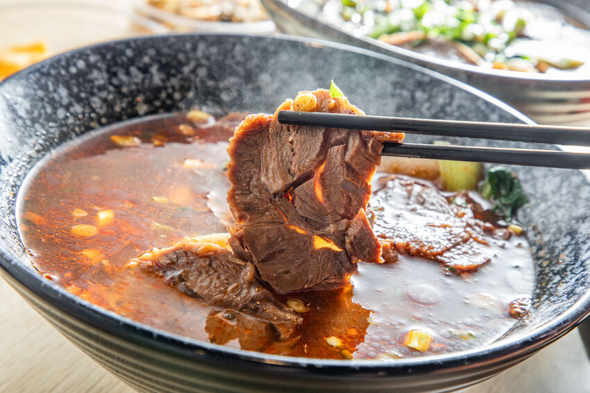 中壢爆紅牛肉麵！超厚牛排等級必吃美食。