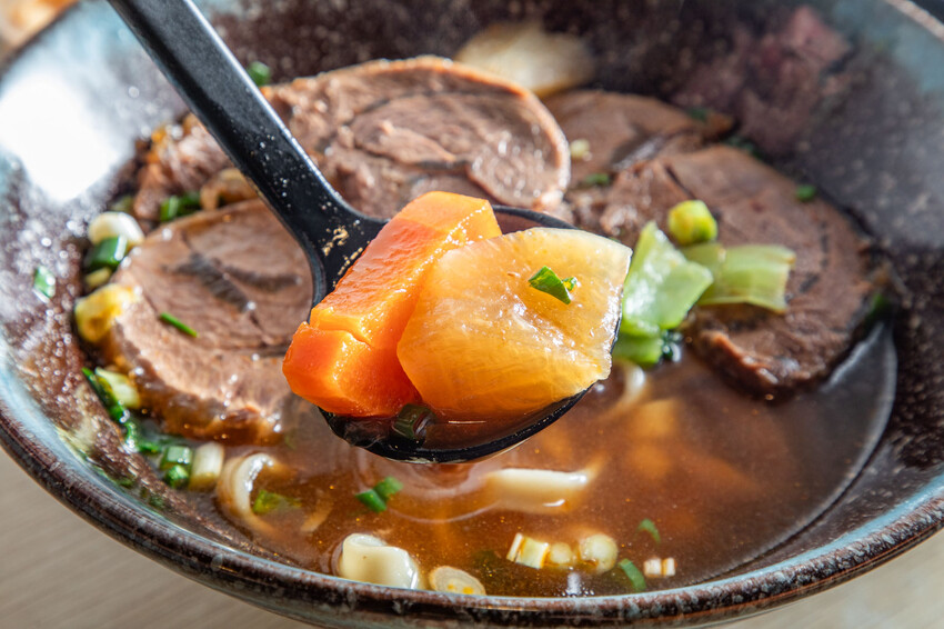 中壢爆紅牛肉麵！超厚牛排等級必吃美食。