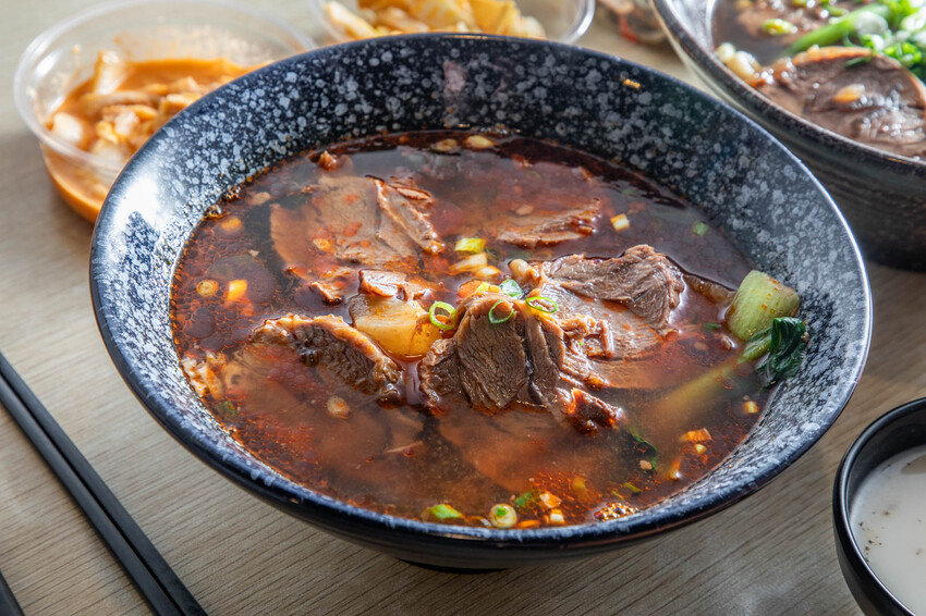 中壢爆紅牛肉麵！超厚牛排等級必吃美食。