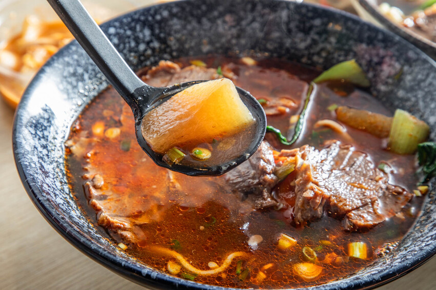 中壢爆紅牛肉麵！超厚牛排等級必吃美食。