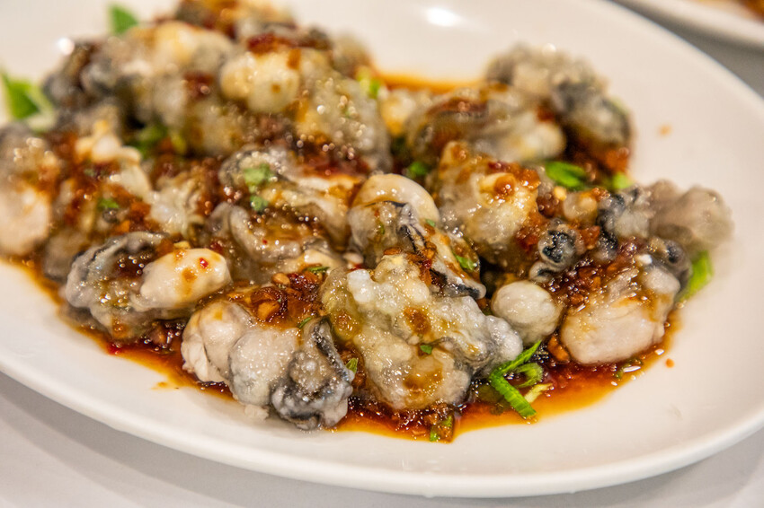 明發料理坊：龜吼漁港新鮮萬里蟹，七道菜2800元有找。