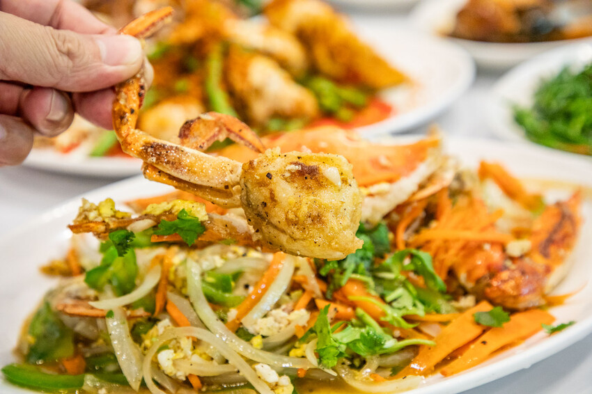 明發料理坊：龜吼漁港新鮮萬里蟹，七道菜2800元有找。