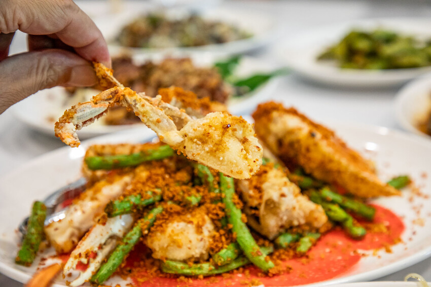 明發料理坊：龜吼漁港新鮮萬里蟹，七道菜2800元有找。