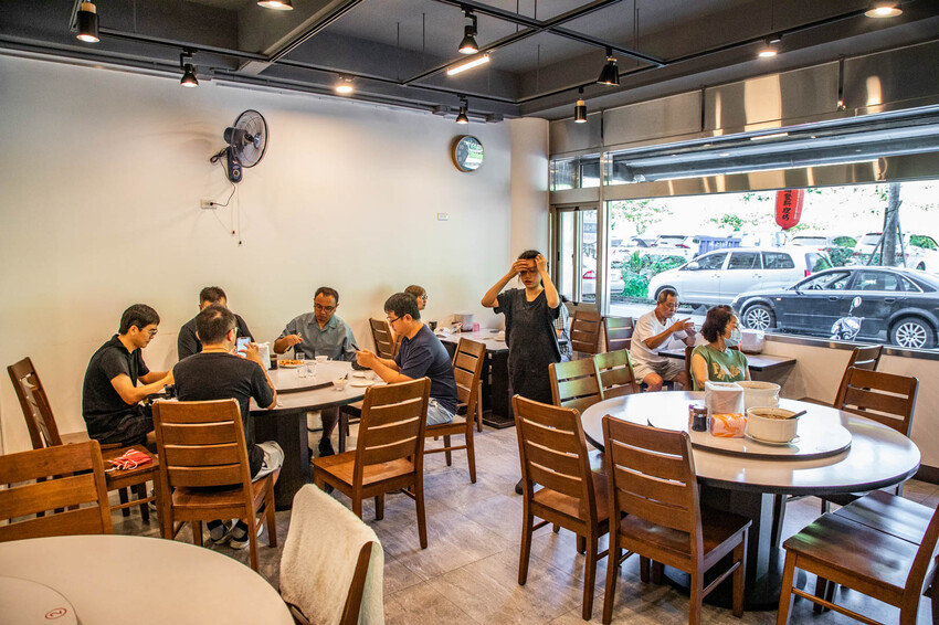 明發料理坊：龜吼漁港新鮮萬里蟹，七道菜2800元有找。