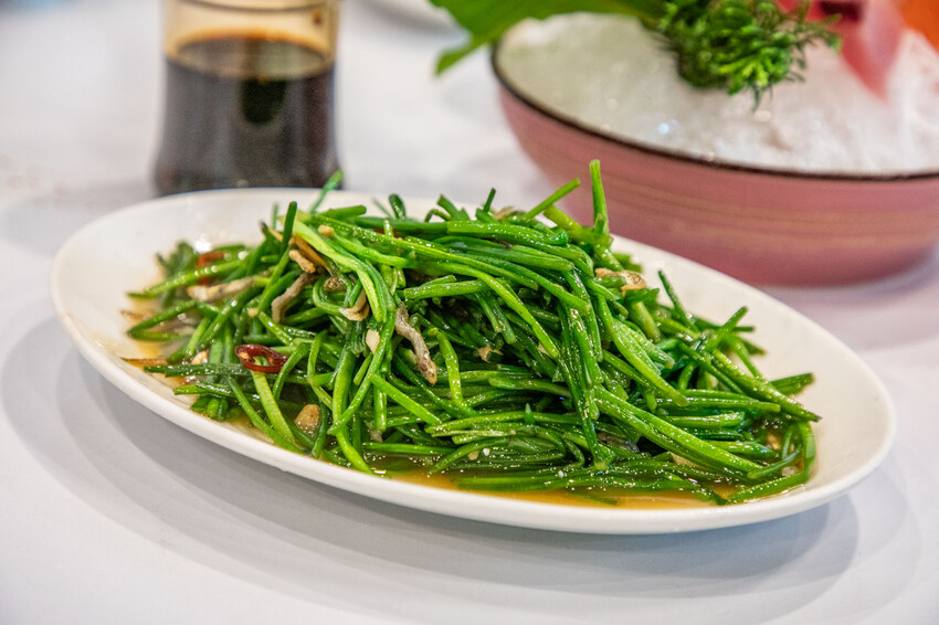 明發料理坊：龜吼漁港新鮮萬里蟹，七道菜2800元有找。