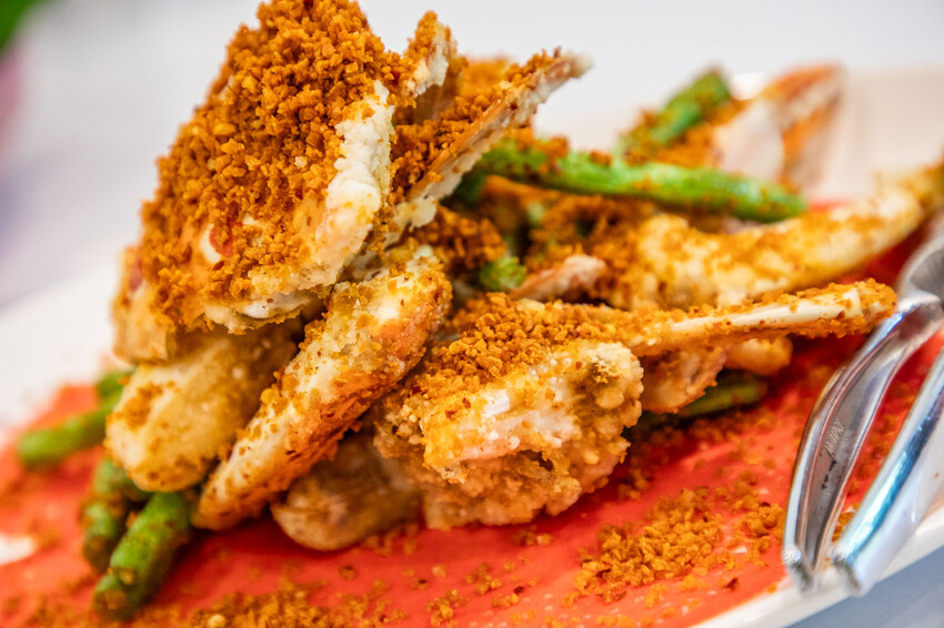 明發料理坊：龜吼漁港新鮮萬里蟹，七道菜2800元有找。