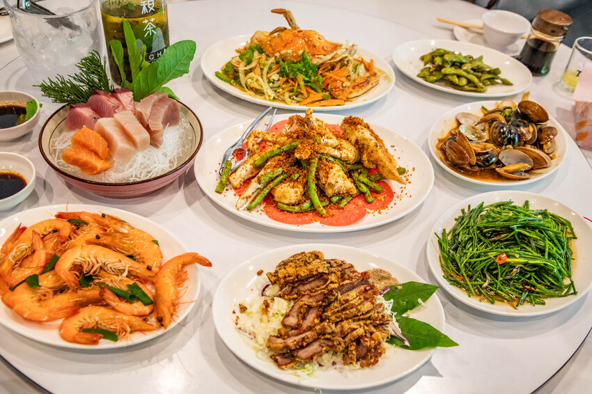 明發料理坊：龜吼漁港新鮮萬里蟹，七道菜2800元有找。