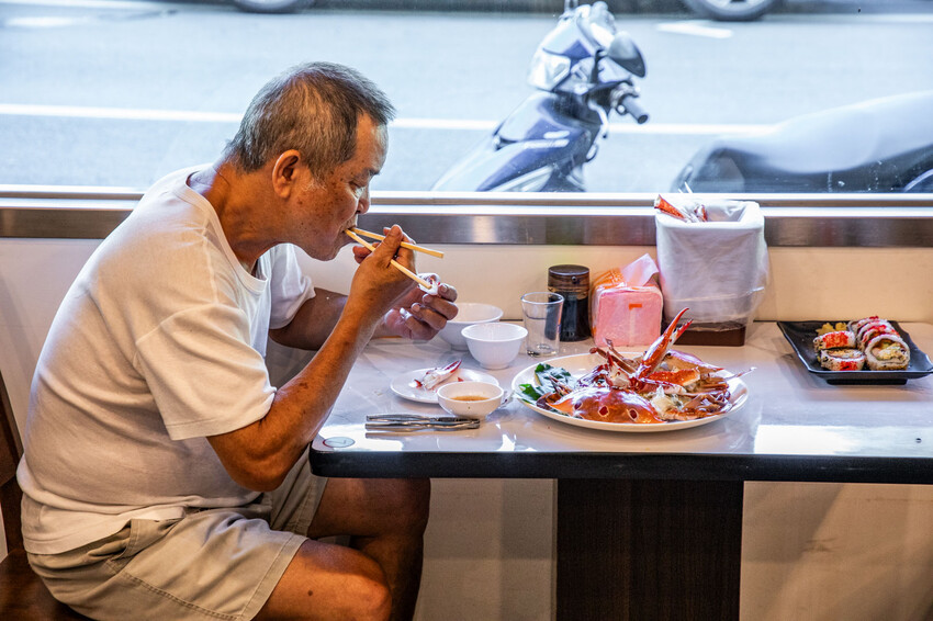 明發料理坊：龜吼漁港新鮮萬里蟹，七道菜2800元有找。