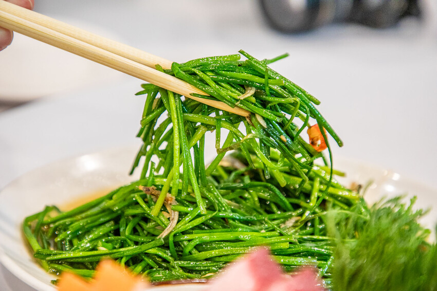 明發料理坊：龜吼漁港新鮮萬里蟹，七道菜2800元有找。