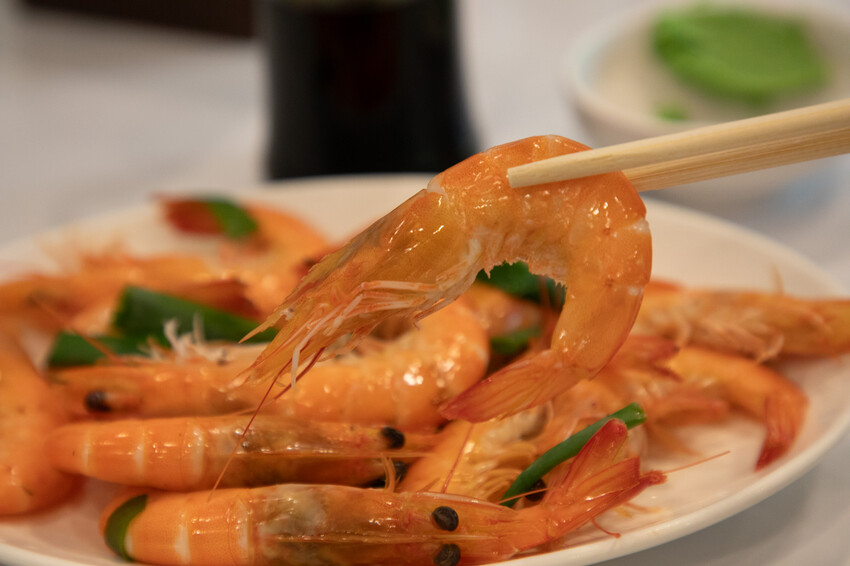 明發料理坊：龜吼漁港新鮮萬里蟹，七道菜2800元有找。