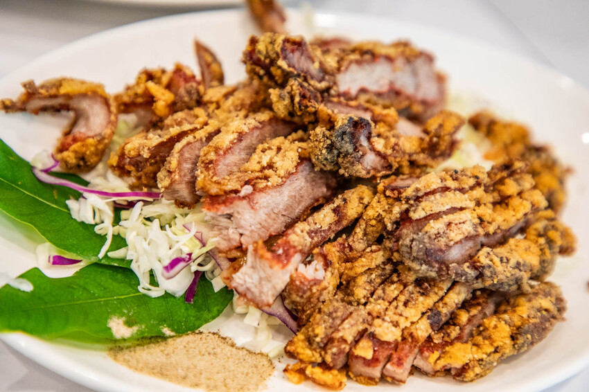 明發料理坊：龜吼漁港新鮮萬里蟹，七道菜2800元有找。