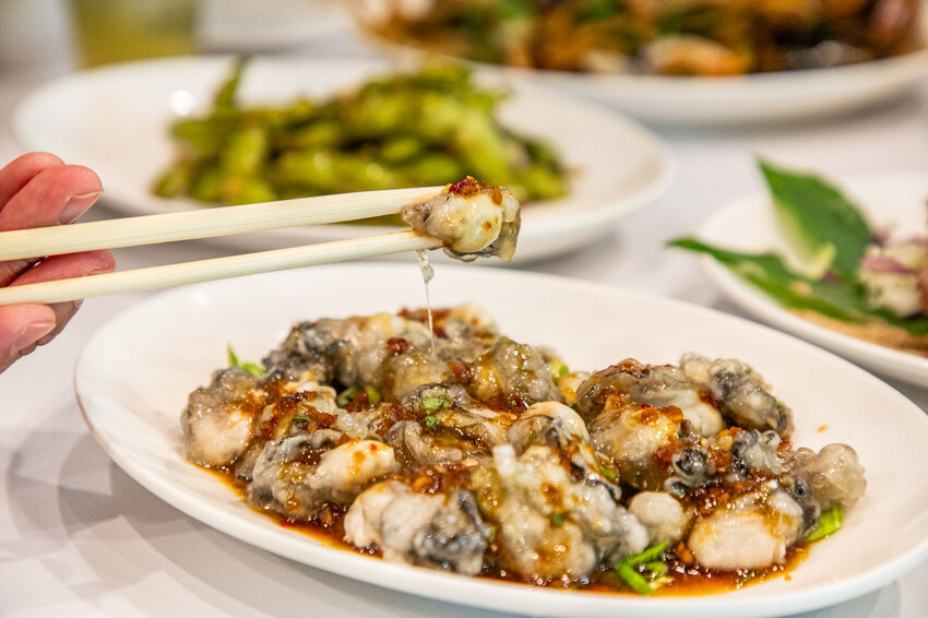 明發料理坊：龜吼漁港新鮮萬里蟹，七道菜2800元有找。