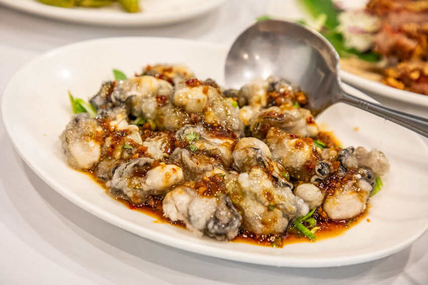 明發料理坊：龜吼漁港新鮮萬里蟹，七道菜2800元有找。