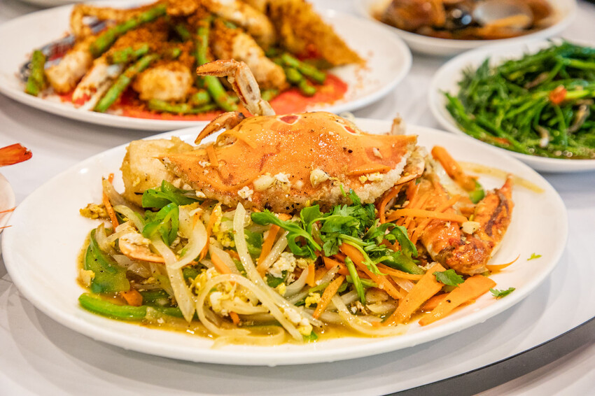 明發料理坊：龜吼漁港新鮮萬里蟹，七道菜2800元有找。