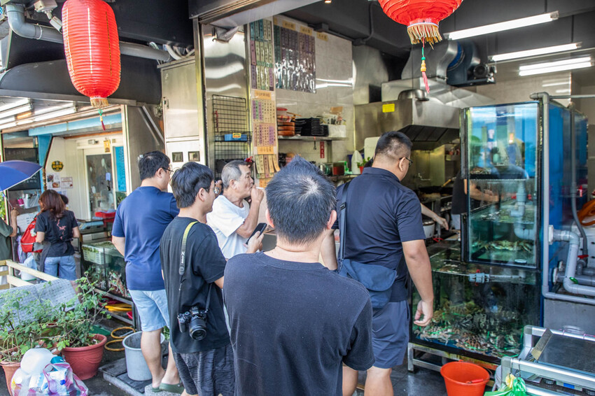 明發料理坊：龜吼漁港新鮮萬里蟹，七道菜2800元有找。