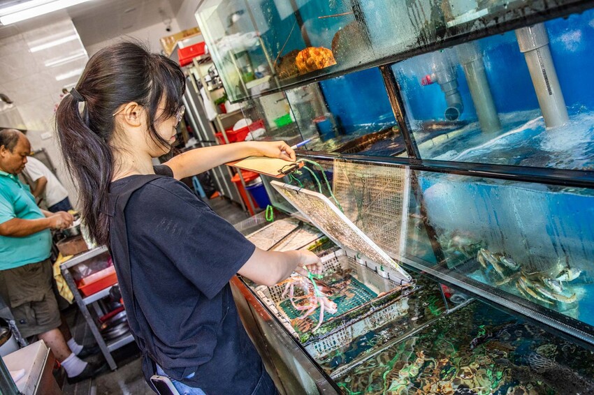 明發料理坊：龜吼漁港新鮮萬里蟹，七道菜2800元有找。