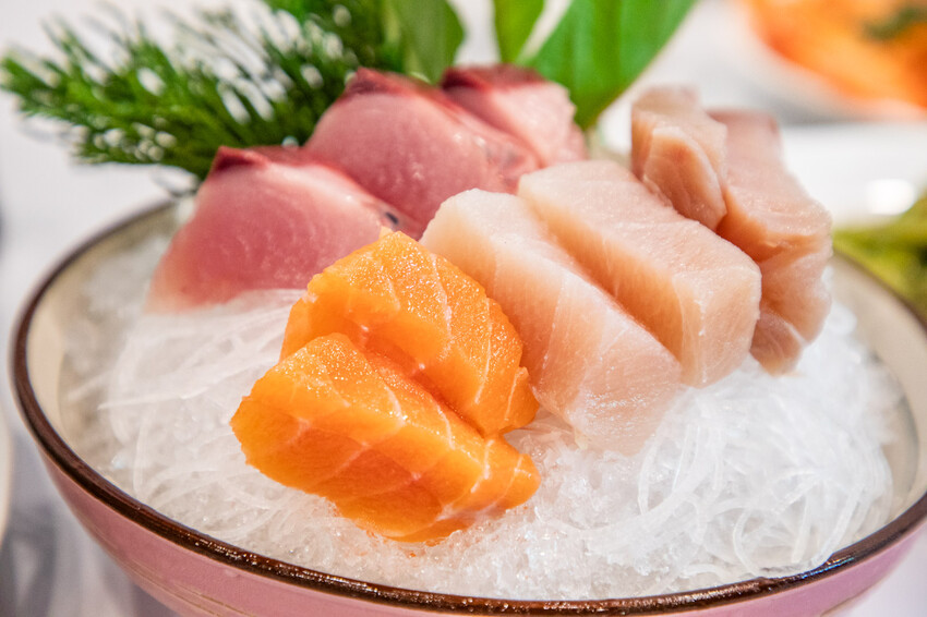 明發料理坊：龜吼漁港新鮮萬里蟹，七道菜2800元有找。