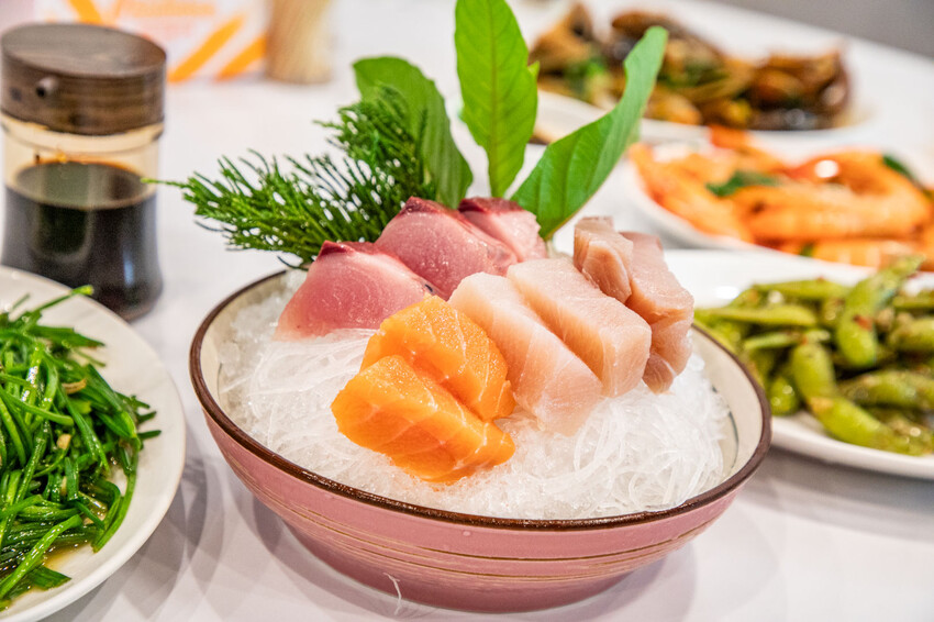 明發料理坊：龜吼漁港新鮮萬里蟹，七道菜2800元有找。