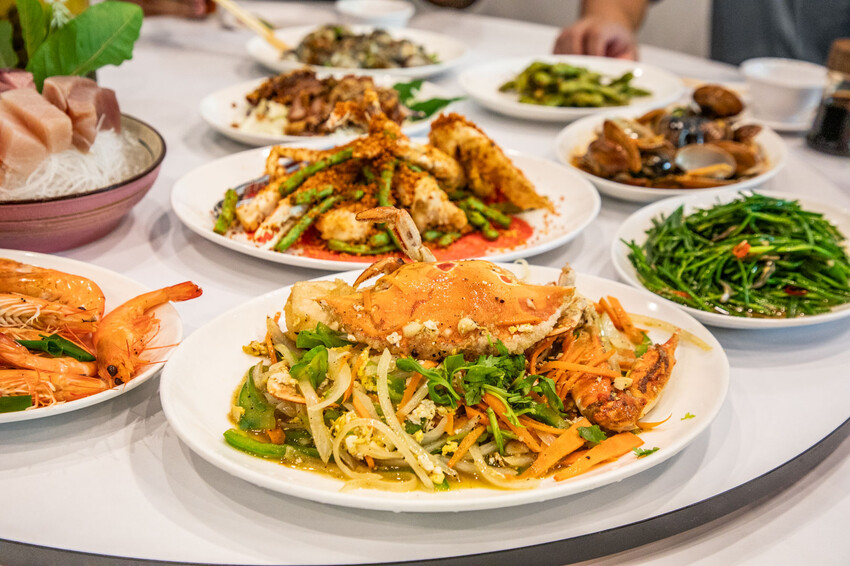 明發料理坊：龜吼漁港新鮮萬里蟹，七道菜2800元有找。