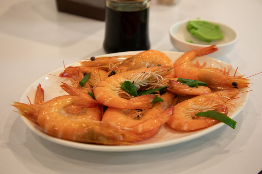 明發料理坊：龜吼漁港新鮮萬里蟹，七道菜2800元有找。