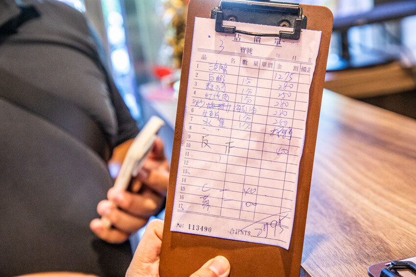 明發料理坊：龜吼漁港新鮮萬里蟹，七道菜2800元有找。