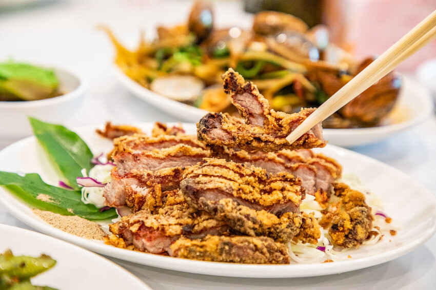 明發料理坊：龜吼漁港新鮮萬里蟹，七道菜2800元有找。