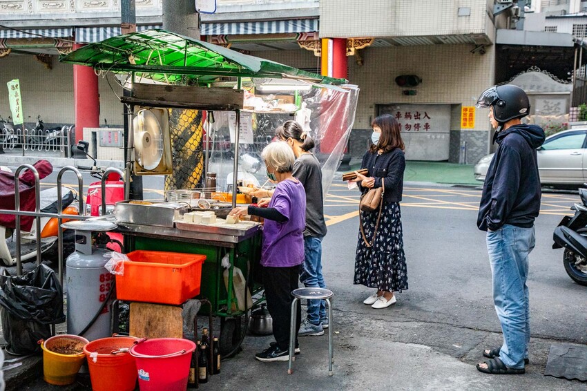 彰化員林美食必吃！隱藏版巨無霸臭豆腐，舊電信局臭豆腐一塊抵兩塊超過癮。
