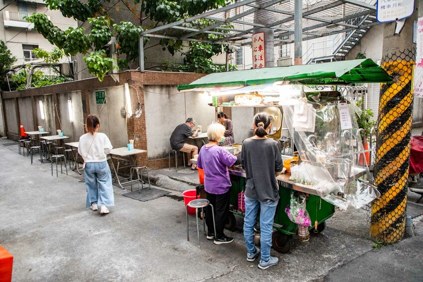 彰化員林美食必吃！隱藏版巨無霸臭豆腐，舊電信局臭豆腐一塊抵兩塊超過癮。