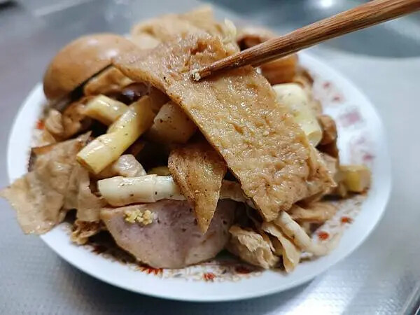 高雄滷味！國民特色滷味超過30種，消夜美食推薦。