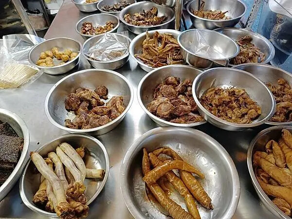 高雄滷味！國民特色滷味超過30種，消夜美食推薦。