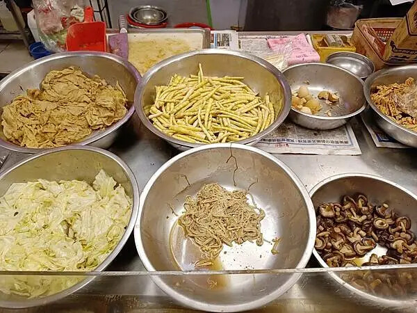 高雄滷味！國民特色滷味超過30種，消夜美食推薦。