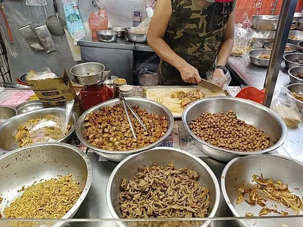 高雄滷味！國民特色滷味超過30種，消夜美食推薦。